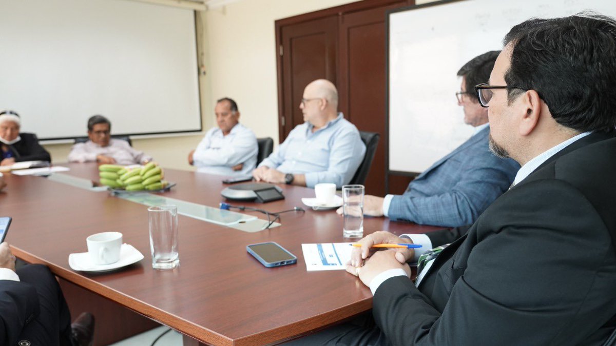 AgriculturaEc's tweet photo. #Guayaquil | Impulsamos la productividad del sector cañicultor con líneas de crédito ajustadas a sus necesidades. Junto a los representantes de @BanEcuadorBP definimos acciones conjuntas para lograr este objetivo. https://t.co/E8lImxcEs0