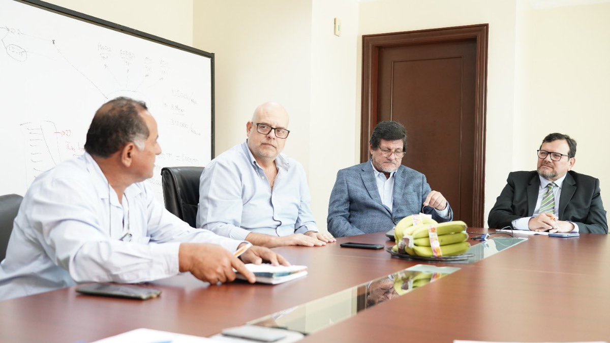 AgriculturaEc's tweet photo. #Guayaquil | Impulsamos la productividad del sector cañicultor con líneas de crédito ajustadas a sus necesidades. Junto a los representantes de @BanEcuadorBP definimos acciones conjuntas para lograr este objetivo. https://t.co/E8lImxcEs0