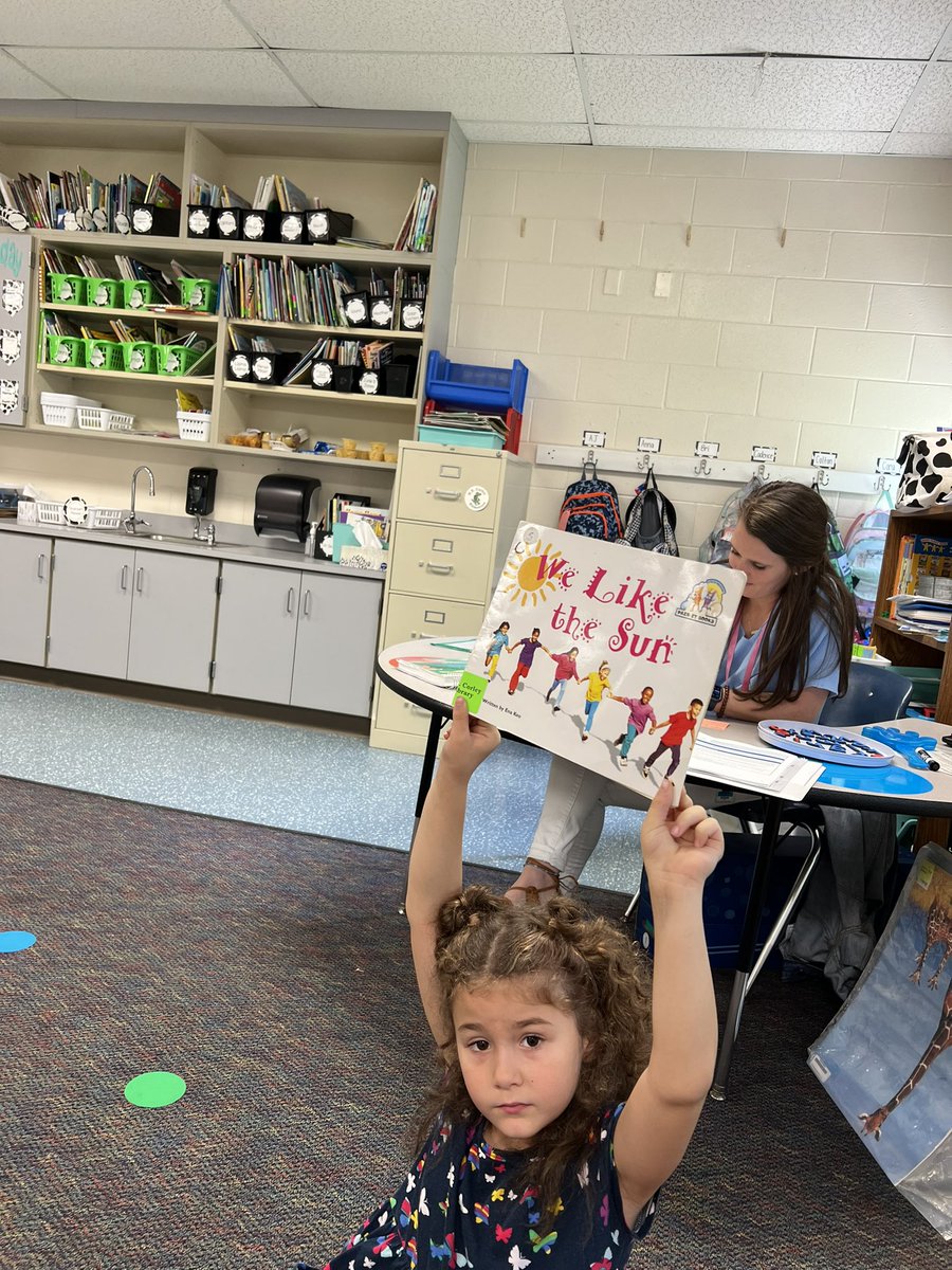 Modeling reading &amp; writing structures in 1st grade <a href="/hecorleyelem/">H.E. Corley Elem</a> @HECMontessori is so fun!@EmmaBellino #hecleads #ourD5story