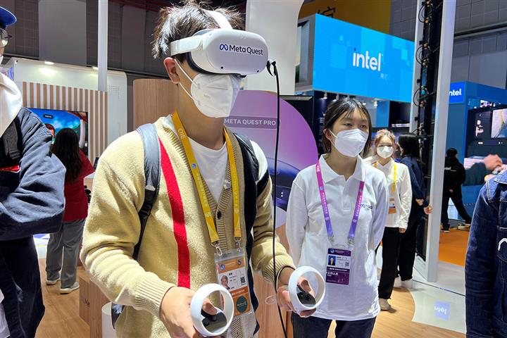 ShLetsMeet's tweet image. Soccer training⚽️, #soccer RoboCup🤖, smart manufacturing and #VirtualReality office space🧑‍💼... Visitors can experience various scenarios of #metaverse at a dedicated #AI sub-exhibition of the 5th #CIIE🍀. Have fun~ @ciieonline
