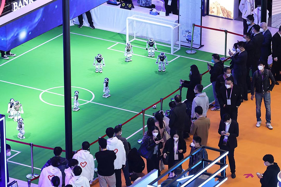 ShLetsMeet's tweet image. Soccer training⚽️, #soccer RoboCup🤖, smart manufacturing and #VirtualReality office space🧑‍💼... Visitors can experience various scenarios of #metaverse at a dedicated #AI sub-exhibition of the 5th #CIIE🍀. Have fun~ @ciieonline