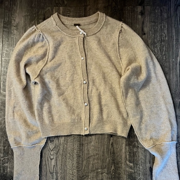 PinkProzacPray's tweet photo. So good I had to share! Check out all the items I'm loving on @Poshmarkapp #poshmark #fashion #style #shopmycloset #reborn #enzoani #freepeople: https://t.co/5f2GqZ0U4x https://t.co/cv9XxOXKjH