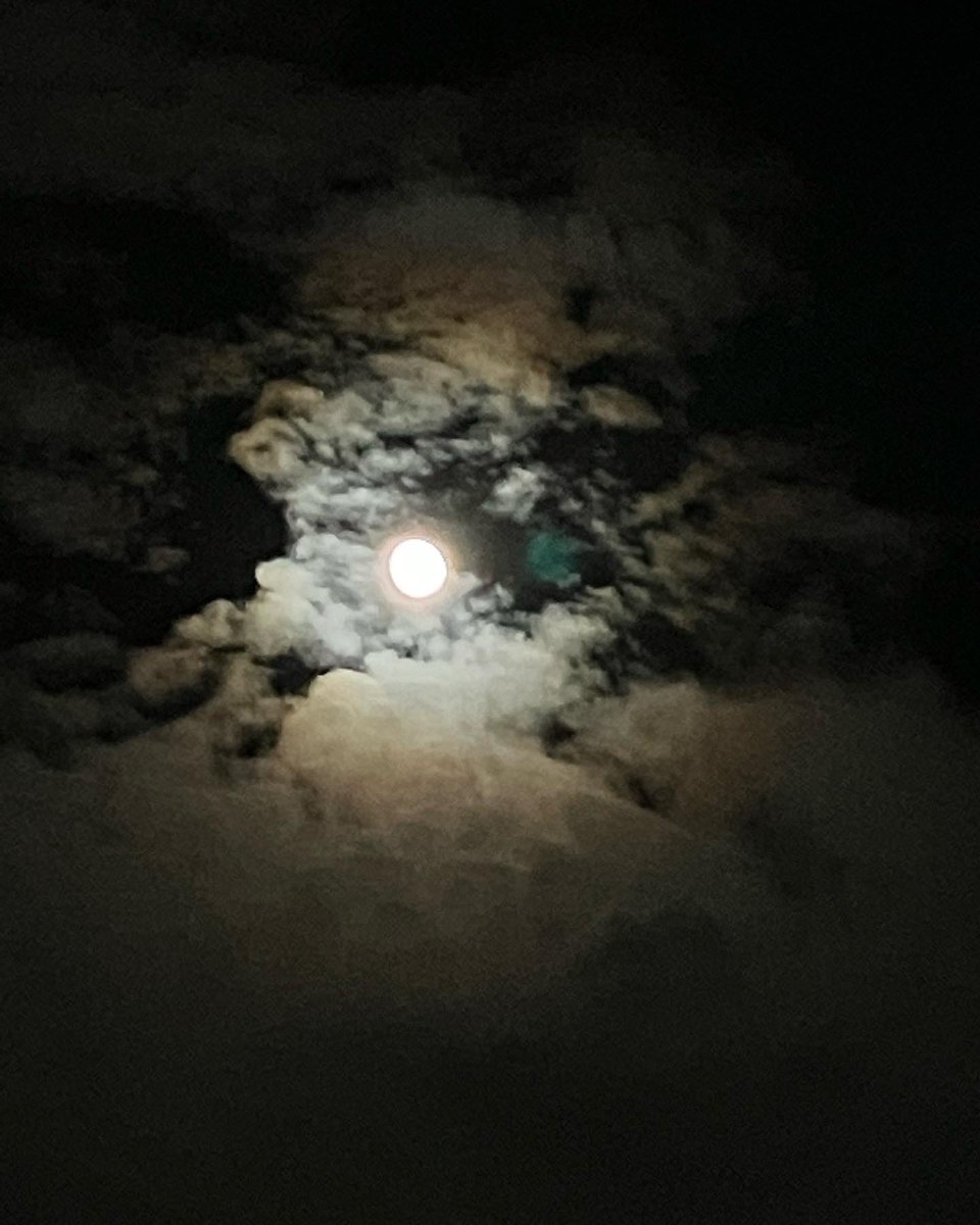 SableSouth's tweet image. This moon is gorgeous! #moon