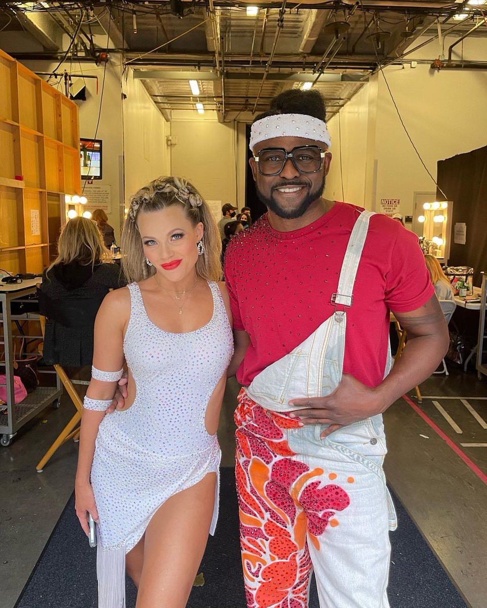 .@WayneBrady’s back again with a killer Salsa routine 🤩 @WitneyCarson #90sNight #DWTS @DisneyPlus