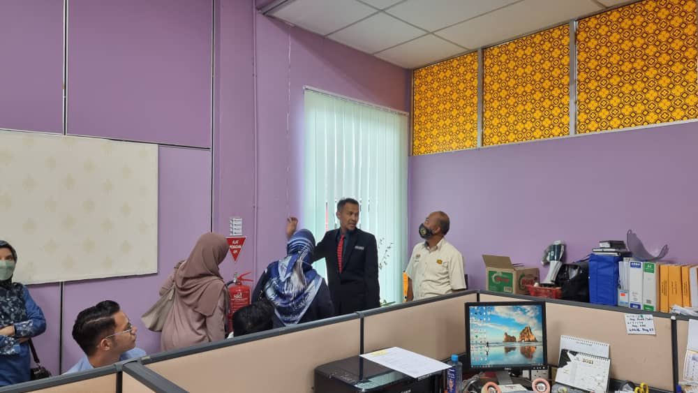 Lawatan kerja Pengarah Kanan CKE HQ <a href="/hanizanshaffii/">hanizan</a> ke Pejabat CKE Trg bagi meninjau kadar keretakan Bangunan CKE Trg

#CKEBerprestasiTinggi 
<a href="/IrZulkefly/">Mohd Zulkefly S</a> <a href="/IrHjMdridzwan/">IrHjMdridzwan</a> <a href="/HasliJKR/">Hasli Ibrahim (Ir. Dr.)</a> <a href="/rozniazwar/">Ir. ROZNI</a> <a href="/husinmjkre/">Husin Mustafa</a> <a href="/noorashikinmt/">noorashikin tamimi</a> <a href="/JKRTerengganu/">JKR Terengganu</a>