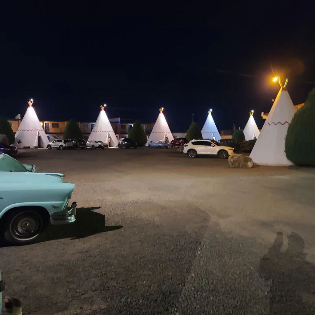 rizbee's tweet photo. Last night's accommodations.  Very Route 66-y.

#roadtrip
#discgolf 
#discgolfisthebestroadtripsport 
#discgolfvalues 
#PDGA 
#playall50states 
#innovadiscs 
#ifttt 
#upperparkdiscgolf 
#williammurraygolf 
#1752
#teamrizbee https://t.co/1MJHzgFRTp !! https://t.co/OdEh1IXA3r