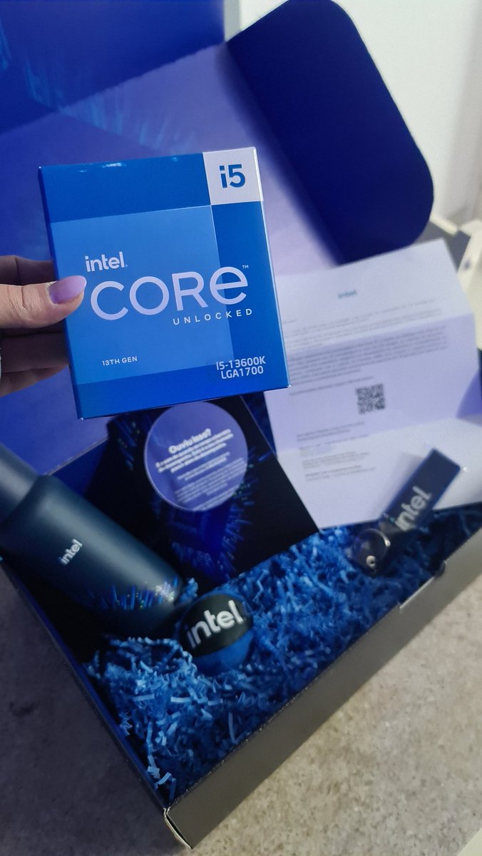 bahgutierrez's tweet photo. AAAA OLHA OQ A @intelbrasil ENVIOU PRA CÁ 💙
Em breve vai ter jogabilidade BRABA com um i5-13600K da 13ª geração 🔥
Tô pensando em fazer um vídeo fazendo esse upgrade no meu pc, oq acham? 👀
(fiz o #unboxingintel lá no meu insta se quiser ver 😘)
OBRIGADA ao pessu da Intel 🥰 https://t.co/4yMS041omb