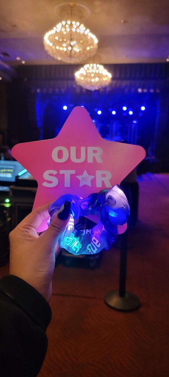journeyofMT's tweet photo. [FAN PROJECT]

Our banner and LED scrunchy are being distributed at the entrance. Please kindly read the instructions, and turn on the light when it’s time

**Please remove the tab stick onto the light switch to turn on the LED

#theothersidetour_D2LA 
#theothersidetour https://t.co/57kSEELdnQ