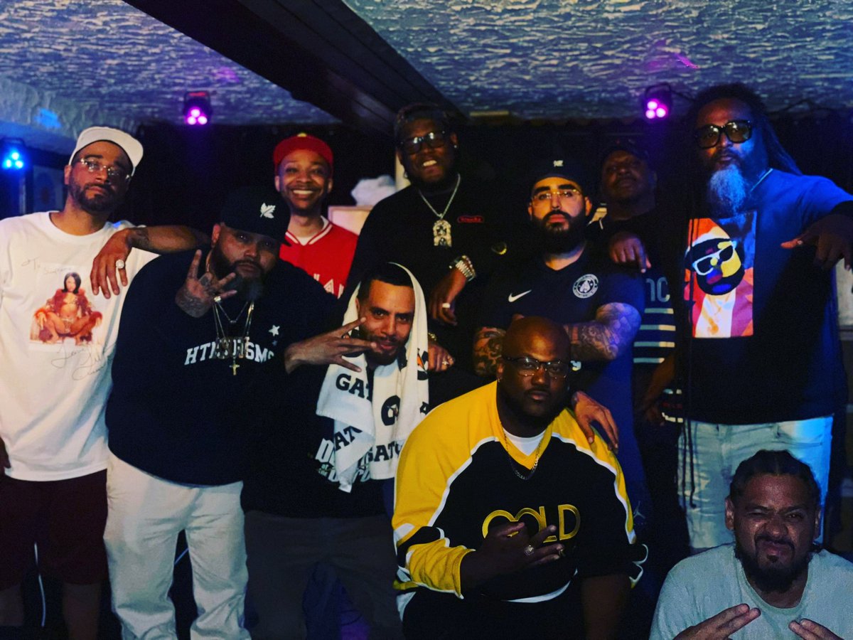 DreadpoolJ's tweet photo. Torontos finest @DjMercilless @AsunEastwood @SaipherSoze @LordJuco @MCDJFinn @Lordfury777 @iamsnackz @GoldEraMusic #asuneastwood #saiphersoze #faddafinn #djmercilless #lordfury #snackz #lordjuco #toronto #supremegenes https://t.co/EkF2oQzATH