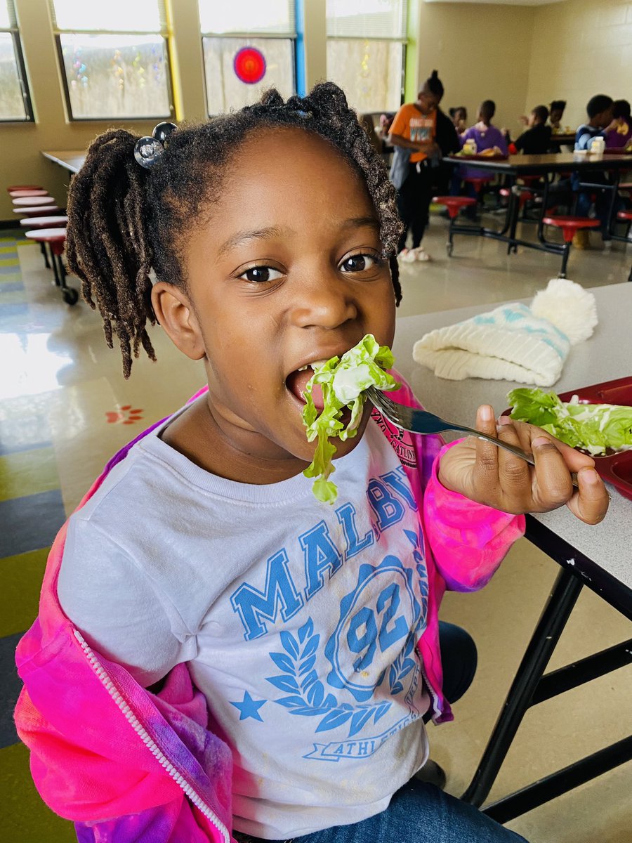 artdudette's tweet photo. From classroom garden to cafeteria! Now that’s fresh, healthy and delicious! #southschool #schoolgarden #indoorgardening @TowerGarden @JCHealthyKids https://t.co/u3QhE5KCfP