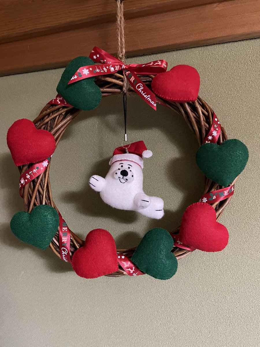 YuYuribaa's tweet image. 健ちゃんのクリスマスリース🎄出来ました。四国健康村に会いに来て下さいね。🦭
#四国健康村
#シコケン
#健ちゃん
#サウナー
#ロウリュサウナ
#サウナ好きな人と繋がりたい
＃クリスマスリース