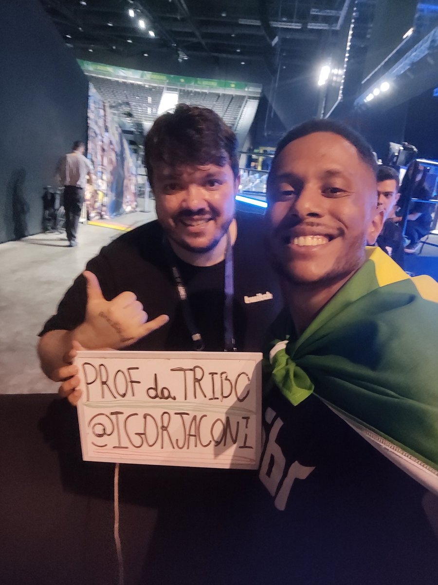 oquernada's tweet photo. PROFESSOR DA TRIBO FEZ BONITO NA TRANSMISSÃO HOJE!!! AINDA TIREI FOTO COM @Gaules QUE ÓRBITAVA A ARENA EM FORMATO DE ELIPSÓIDE!!!!! OBRIGADO POR MR PROPORCIONAR UM DOS MOMENTOS MAIS MARCANTES DA MINHA VIDA! @fillipebt
@andrekenzo11

#IEM #IEMRio2022 #IEMRIO #triho #gaules https://t.co/sqIo1UjbOg