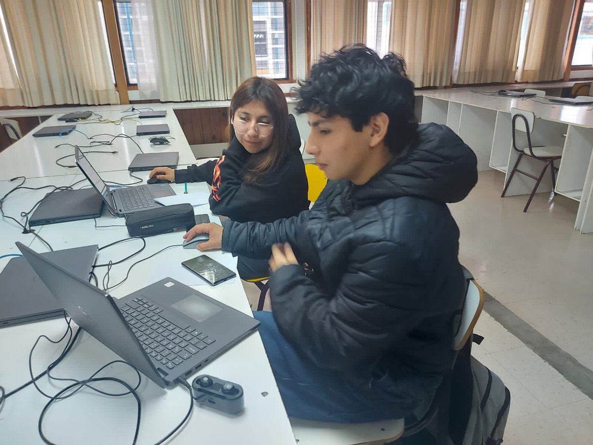 InstitutodelMar's tweet photo. Equipo de estudiantes de 2do medio #IDEMAR elaborando proyecto con uso de estadística básica y MS Excel para Olimpiada Big Data UC. Éxito para nuestros jóvenes @fundac_condell #Chonchi #Chiloé @elinsularcl #NaveguemosJuntoshaciaElÉxito https://t.co/cKesnnyaPV