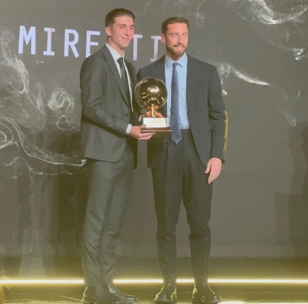 Marchisio : “Miretti memainkan peran yg jauh lebih menyerang daripada saya, tetapi dia memiliki permainan yg mengingatkan saya pada Nedved. Anda akan lihat, gol akan datang dgn cepat. Dia adalah talenta yg hebat &amp; dia harus terus diberi kesempatan untuk bermain.

[<a href="/SondeTaJuve/">Sonde Ta Juve</a>]