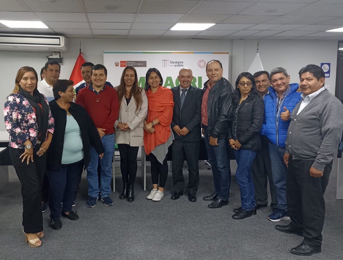 midagriperu's tweet photo. JUNTO A LOS GREMIOS IMPULSAMOS LA SEGUNDA REFORMA AGRARIA. Ministra Patricia Ocampo se reunió con representantes de las organizaciones agrarias que conforman el PLANAGRO, con quienes se abordó diferentes aspectos del sector los cuales impulsarán el desarrollo agrícola. https://t.co/Kg8RrZ8PMP