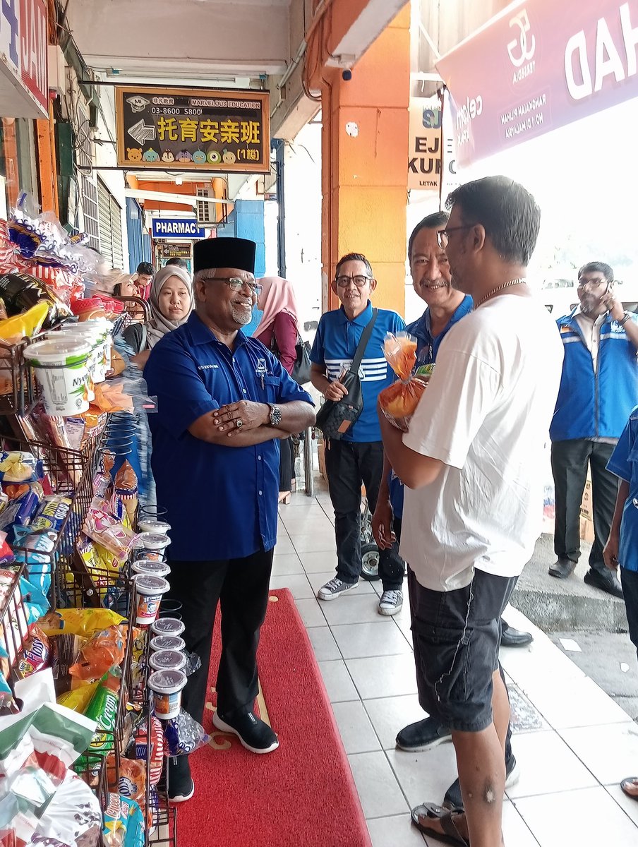 tok_aji4u's tweet photo. Program, 8hb Nov. Saya memulakan 'Walkabout' menyantuni pengundi di sekitar kawasan Puchong Utama. Menziarahi penduduk di Puchong Utama, Court 1.
Kerajaan Barisan Nasional, menjadi pilihan Mereka!
#KestabilanDanKemakmuran #puchong #P103 #tokaji4puchong #BarisanNasional https://t.co/ll1Sx5Idjk