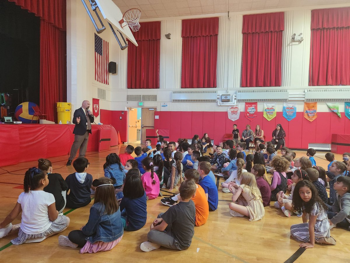 Jfteach27's tweet photo. Dr. Nagler's visit to Hampton street. @Hampton_Street  #mineolaproud our learners had many interesting questions for him( do you know my sister at the highschool)😁 https://t.co/ISY6YeQawN