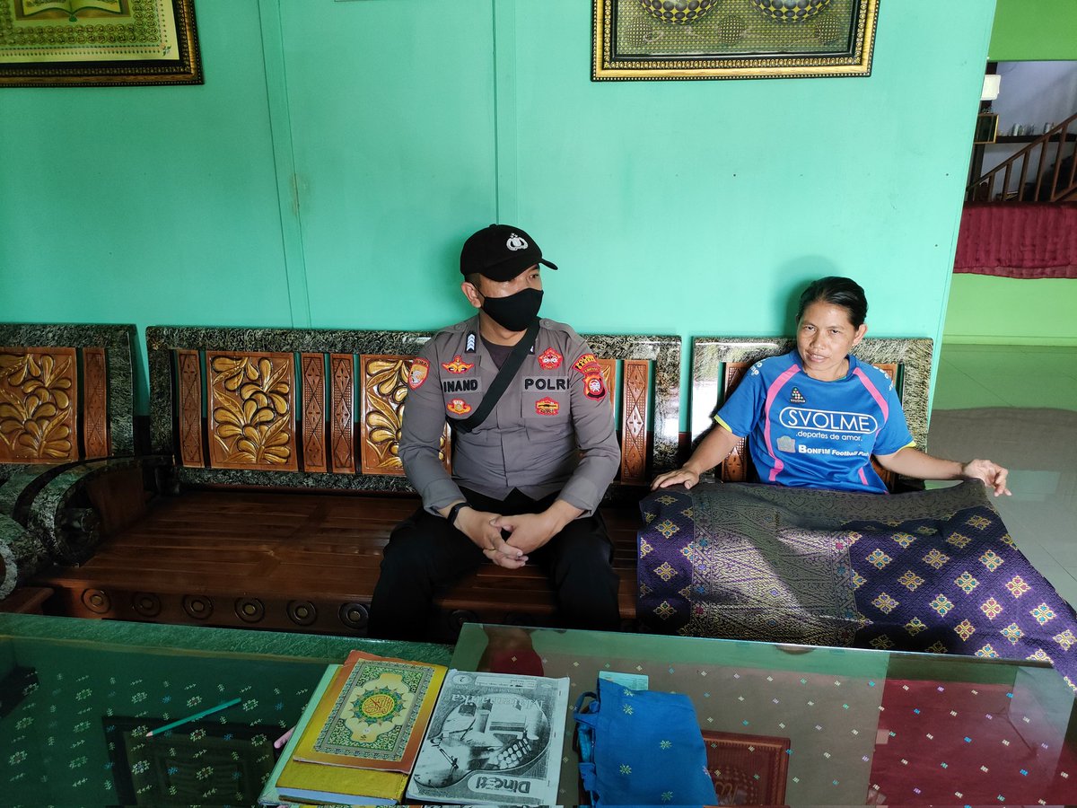 PDinand's tweet photo. Bhabinkamtibmas Desa Jirak melaksanakan DDS berbincang bersama warga menyampaikan himbauan kamtibmas

#polripresisi#polriindonesia 
#bhabinkamtibmas 
#bhabinkamtibmasdesajirak
#humaspoldakalbar 
#humasressambas https://t.co/6lOYA4DkAe
