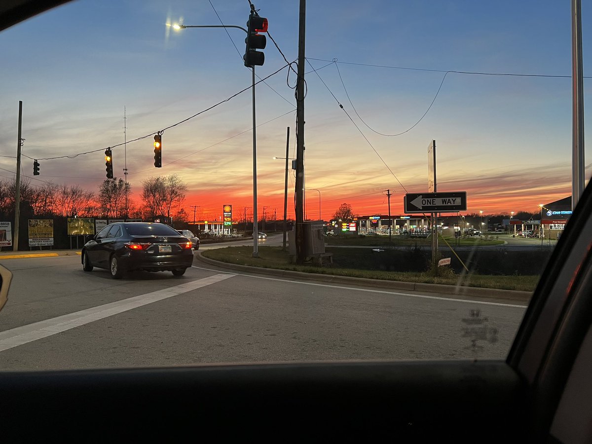 itsabbismith's tweet photo. one thing about me is that I don’t text and drive but if the sky looks pretty I will risk my life for a picture https://t.co/EikSsjrXDS