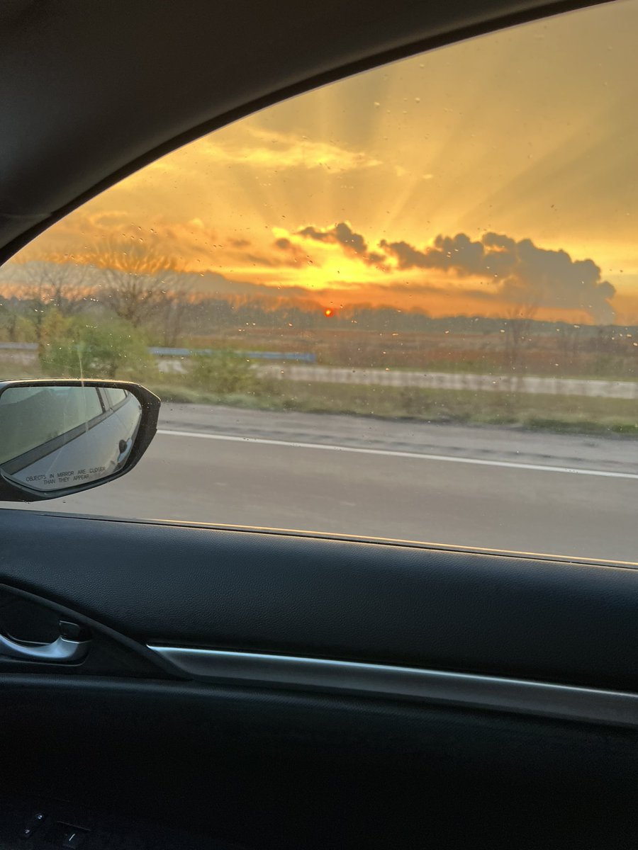itsabbismith's tweet photo. one thing about me is that I don’t text and drive but if the sky looks pretty I will risk my life for a picture https://t.co/EikSsjrXDS