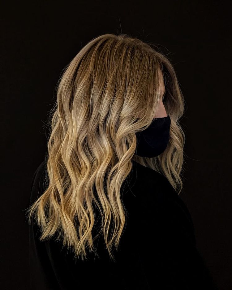 Unsure what to do this fall 🍂 with your blonde locks? Try adding a bit of warmth &amp; depth by adding lowlights and doing a gloss! A perfect solution for a temporary change. This colour and tape-in extension application was done by @hairbybrands using <a href="/harloc/">Cynthia Quintero</a>.hair