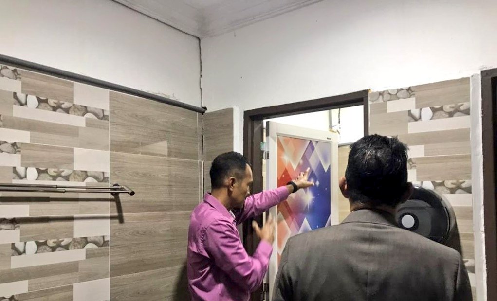 Tn.Pengarah <a href="/IrHjMdridzwan/">IrHjMdridzwan</a> adakan lawatan ke pejabat <a href="/JKR_ckeTrg/">JKR CKE TRG</a> pagi ini diringi Ketua Jurutera Elektrik Negeri <a href="/rozniazwar/">Ir. ROZNI</a> bagi melihat masalah keretakan pejabat.
<a href="/JKRMalaysia/">JKR Malaysia</a> <a href="/IrZulkefly/">Mohd Zulkefly S</a> <a href="/HasliJKR/">Hasli Ibrahim (Ir. Dr.)</a> <a href="/JkrMalwi/">MOHAMAD ALWI MAT ZIN</a> <a href="/MFahmi2nd/">Nur Fahmi</a>