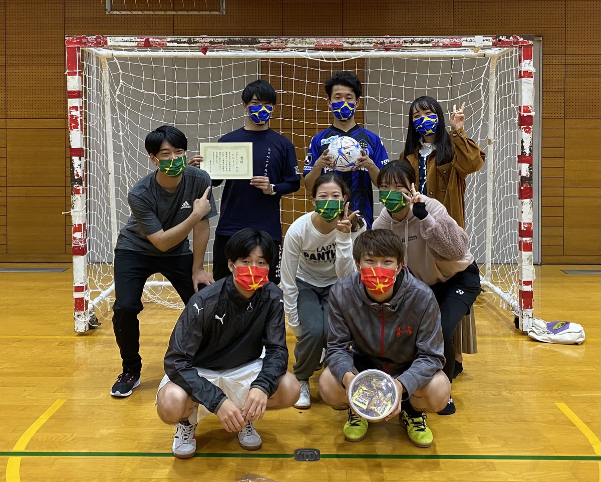 先日行われた阪大薬学部講座対抗フットサル大会での1枚！入賞おめでとうございます👏
マスク:<a href="/MerckMilliporeJ/">メルクライフサイエンス-Merck</a> 
Tシャツ:<a href="/Eppendorf_JP/">エッペンドルフ株式会社</a>