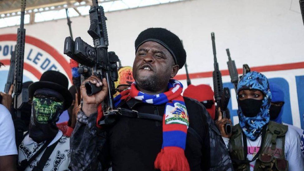 Líder pandillero haitiano “Barbecue”, que ha pasado los últimos 2 meses como rehén a Haití, un país asolado por la pobreza, al bloquear el flujo de combustible, alimentos y agua potable, puso fin al bloqueo de ppal terminal petrolera y los puertos marítimos del país. @visegrad24