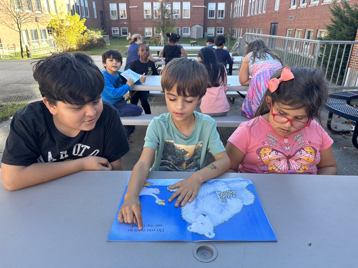 msmariadonovan's tweet photo. It was so much fun reading our favorite books to our classmates while enjoying the 75° weather today! 
@wsselementary @OFFICIALFSUFSD https://t.co/R3g13BDlRF