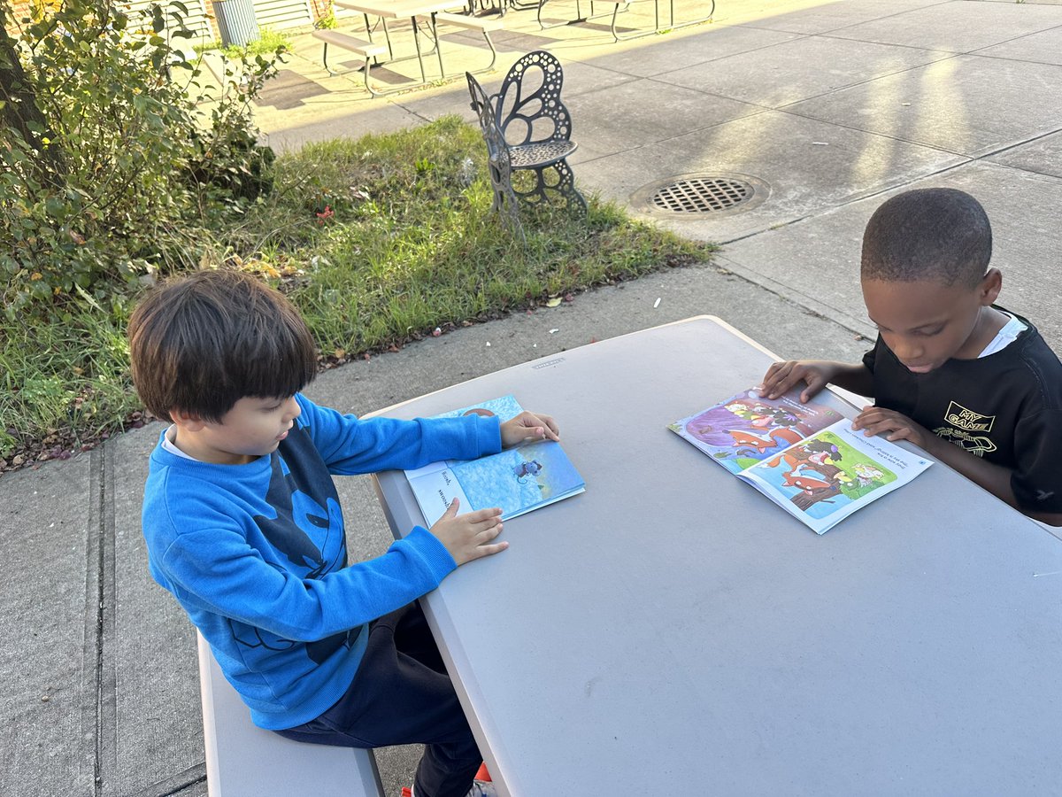 msmariadonovan's tweet photo. It was so much fun reading our favorite books to our classmates while enjoying the 75° weather today! 
@wsselementary @OFFICIALFSUFSD https://t.co/R3g13BDlRF