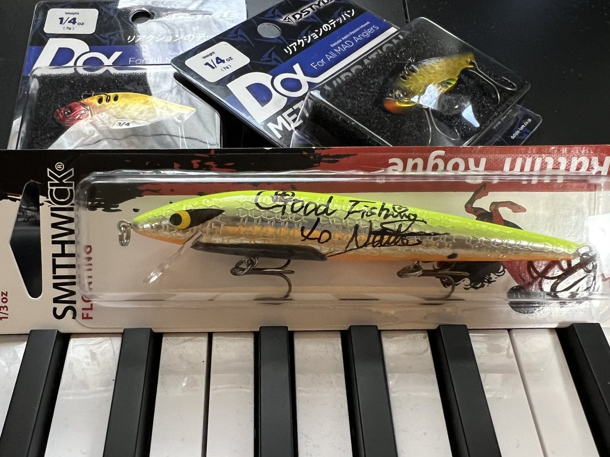 RoadGames's tweet photo. 今回のチューニングされたログ、使おうと思って買ったら、サイン入ってた😅
ロッド買った時のはサイン入ってないから、こっち使ってみるかなぁ。
#ヒロ内藤 #SAVAM #SMITHWICK #ROGUE https://t.co/Ylh2ovmCK1