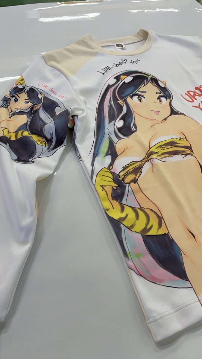 カラフルブレインさんからのおネタ写真。新しい裏起毛シャツらしい。なんかとんでもねぇネタが混ざってしまっている。アクリルコロコロ入荷と一緒に同梱してくれるらしいっす。 