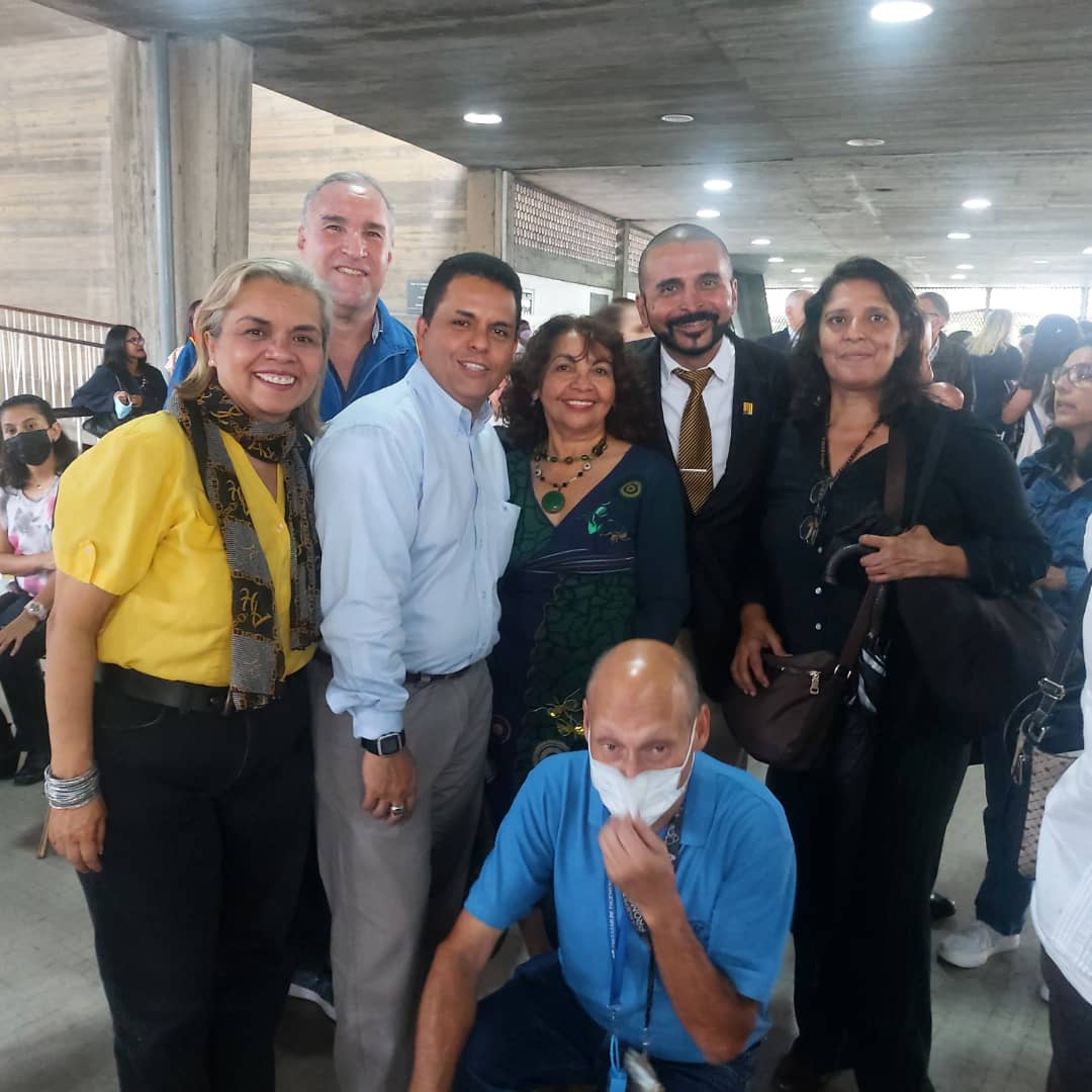 ychaudary's tweet photo. Con nuestros compañeros de @UnidadAPUCV en la juramentación de la Junta Directiva de la APUCV/IPP, de la cual formarán parte hasta el 2024.
Seguimos participando, haciendo y propiciando los cambios. #transformarparaavanzar https://t.co/o6ls98TZVA