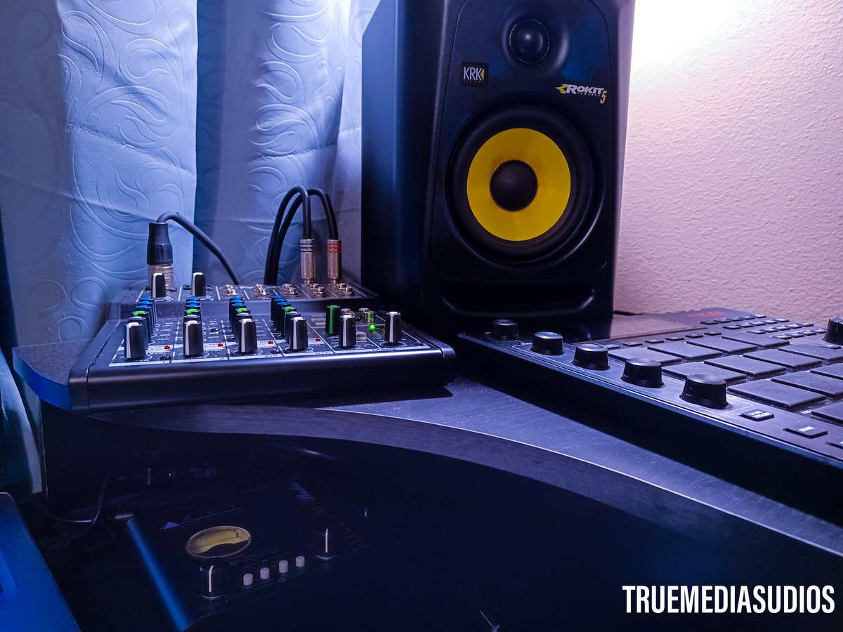 OYoungdernero's tweet image. About to, try and cook 🔥 up something I&apos;m in sample flip mood #choppingsamples #beats #twitter