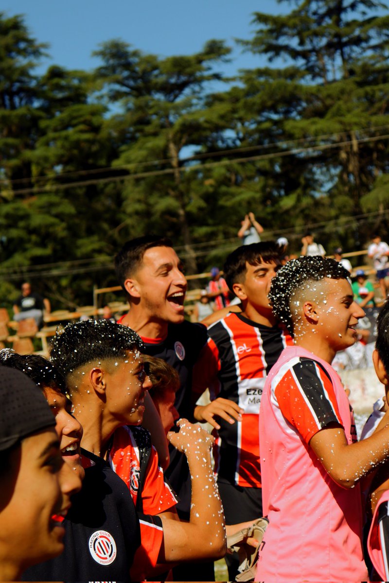 RCPergamino20's tweet photo. 🎶...somos campeones otra vez...🎶

#Inferiores
#VamosRacing 🔴⚪⚫ https://t.co/l4Atc0lNYr
