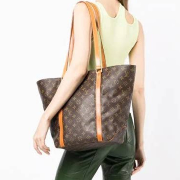 VickiRRaymond2's tweet photo. So good I had to share! Check out all the items I'm loving on @Poshmarkapp from @morenoale1989 #poshmark #fashion #style #shopmycloset #jonesnewyork #louisvuitton #adidas: https://t.co/i3AqUfwruE https://t.co/bFt0JmWAV2