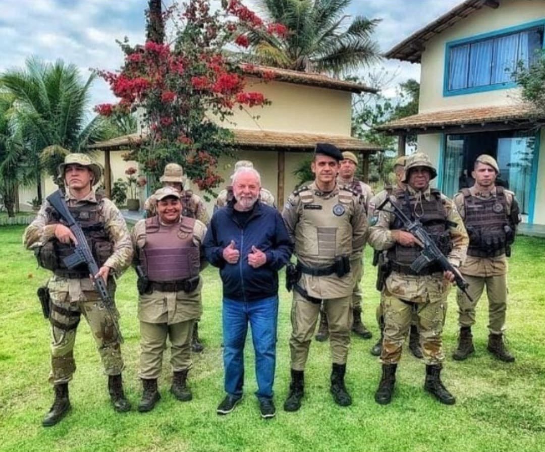 Véio... Os caras empalharam o Lula!