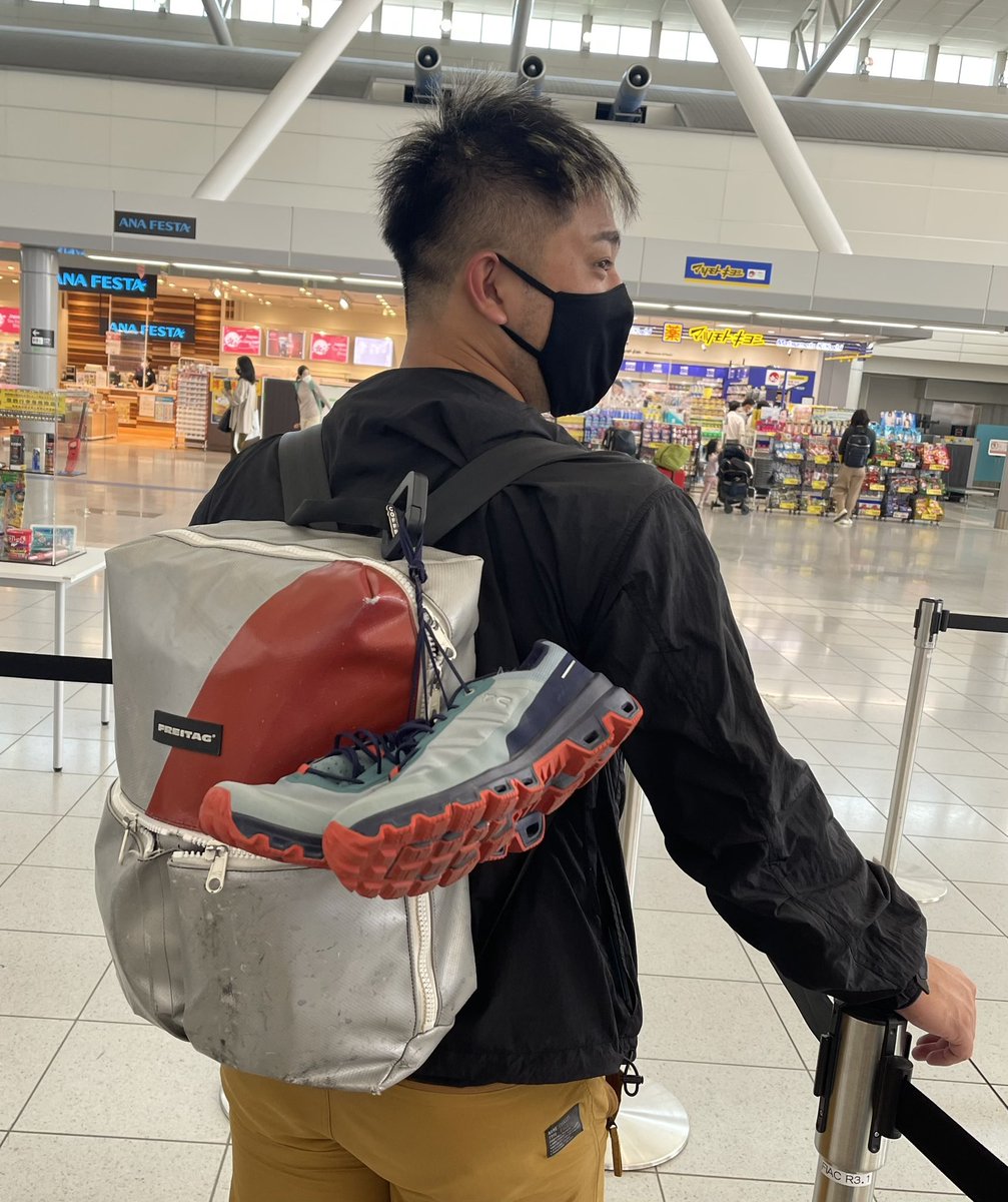 台湾高雄にて開催されるART KAOHSINGに急遽参加する。

福岡市文化振興課の方たちやアーティストカフェの方たちが高雄、またフェアが行われる「芸術特区」を視察することとなったこともある。アートフェアは売上はもちろん大事だけど、それ以上にそのフェアやその街にどれだけの魅力があるかも重要だ。