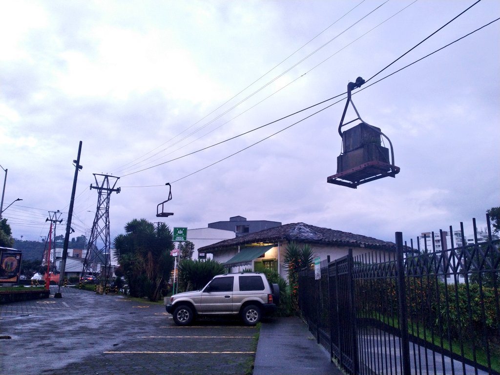 El cable aéreo de Manizales: un ejemplo de movilidad en Ciudades (con) Pendientes cuya trágica historia nos recuerda que no debemos privilegiar la economía sobre las personas.

Puede leer la historia completa en:
Ig (cutt.ly/WN30NBy)
Fb (cutt.ly/KN3094c)