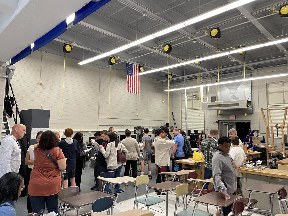 Curriculum Night was a great success! Students and parents learned about all the electives that Sachem has to offer. ⁦<a href="/SachemHSNorth/">Principal Larson</a>⁩