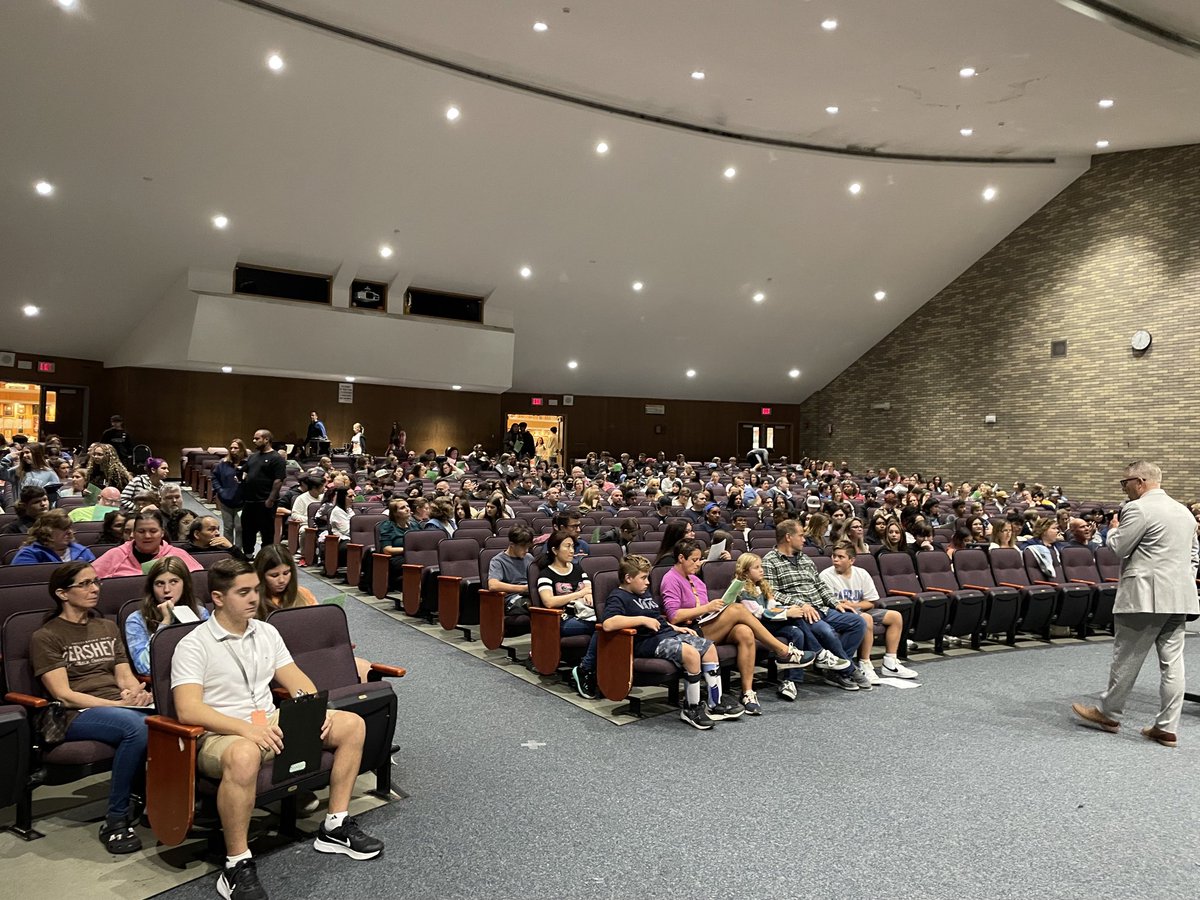 LisaJohnson616's tweet photo. Curriculum Night was a great success! Students and parents learned about all the electives that Sachem has to offer. ⁦@SachemHSNorth⁩ https://t.co/UCc2s2nhOn