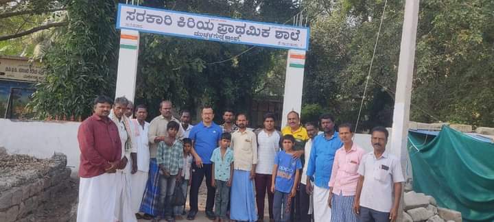 yuva_brigade's tweet photo. #UgheKalyanaKarnataka #SwachhBharat #SBMG 
#YuvaBrigade team at Siravara cleaned the premises of Govt Lower Primary School. https://t.co/IaUNgrmEW9