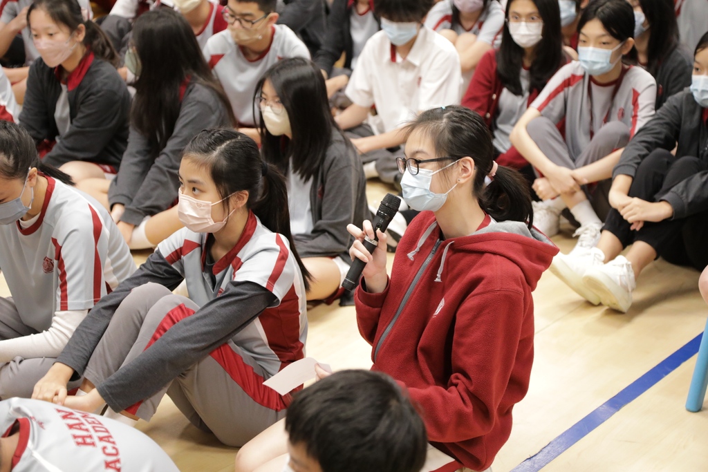 HanAcademyHk's tweet photo. On the last day of English Week, the school was honoured to host esteemed bilingual Hong Kong writer James Tam to give a speech on opportunity. 

After a Question and Answer session with our students, Mr. Tam then gifted us with copies of Man's Last Song for the school library. https://t.co/o6TEgRyV7L