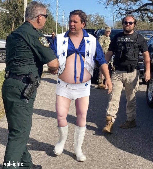 maestrotimothy's tweet photo. Gov DeSantis has declared a "State of Emergency" for most of #Florida since #HurricaneNicole seems to be trying to find #Trump.

Ron DeSantis was seen earlier today laughing when he realized #Nicole was aiming for #MarALago 

#VoteBlue #VoteBlueTommorrow #VoteBlueToProtectWomen https://t.co/JxTar18CHa