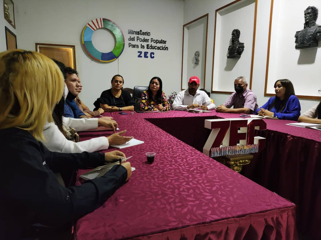 HendricG's tweet photo. Comenzamos la semana preparando los abordajes diagnósticos de la mano de la profesora @xiomaluna Directora #ZEC y Secretaria @Sedcarabobo10 
#VenezuelaHumanista 
@NicolasMaduro @yguarnierivzla @_LaAvanzadora #7Oct https://t.co/G0TbeLDny3