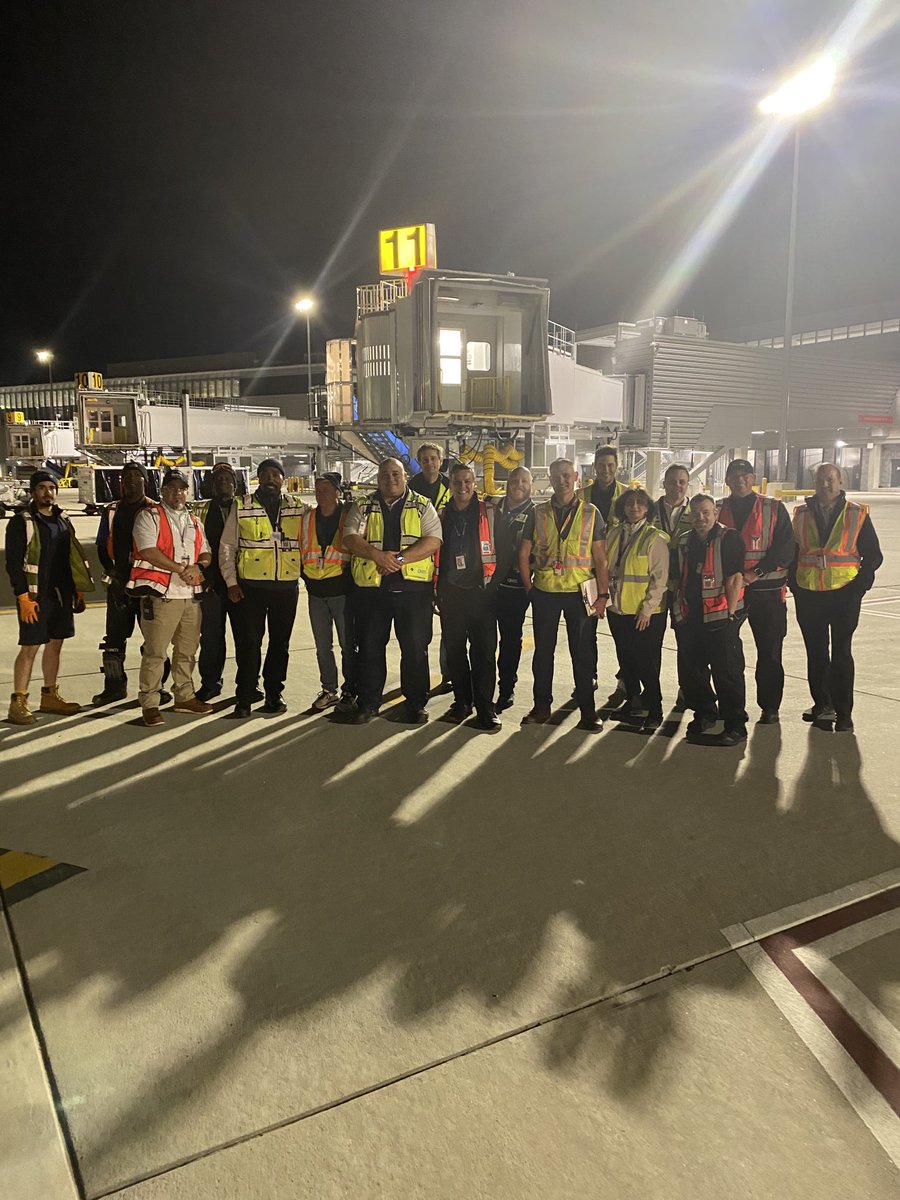 Night one of Gate Fits at New Terminal A! Let’s go! ⁦@rodney20148⁩ ⁦@MikeHannaUAL⁩ ⁦@Tobyatunited⁩ ⁦@gankit⁩ ⁦@csarkari⁩ ⁦@reillyrooo⁩