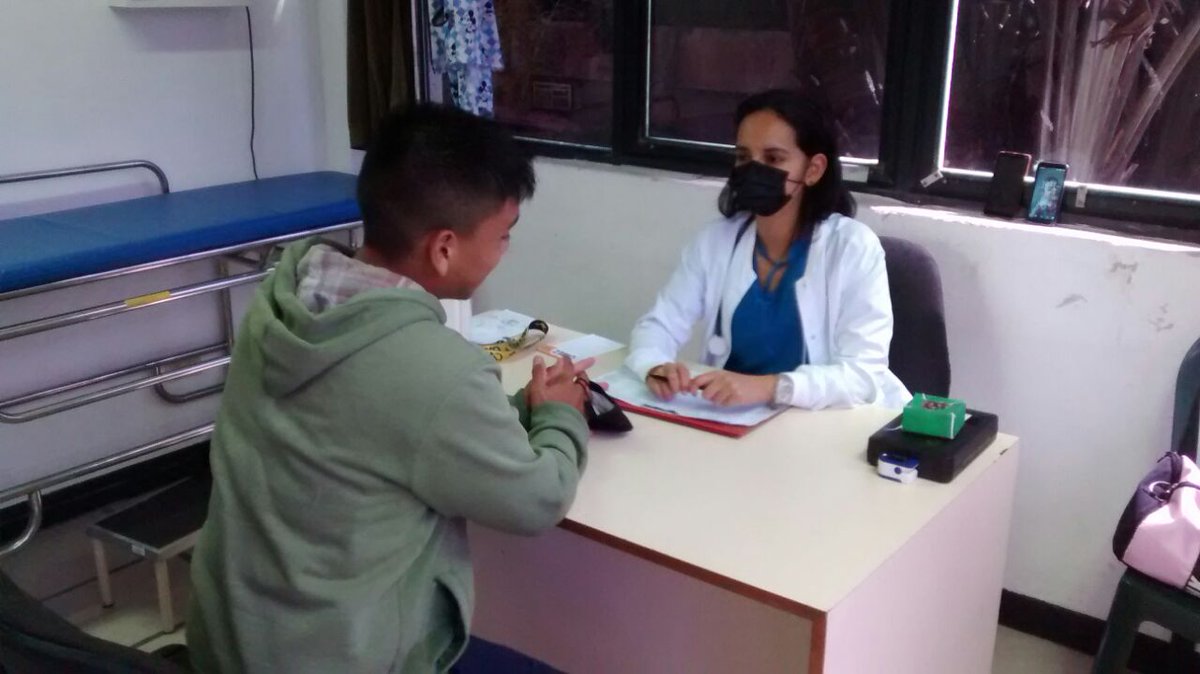 Nucleo_Miranda's tweet photo. Servicio Médico de UNEFA Los Teques comprometido con la salud del personal militar, docente, administrativo, obrero y estudiantes, atiendió casos de afecciones respiratorias, malestar general e hipertensión entre sus pacientes. @angiolillofp @UNEFA_VRRC  @Unefa_VEN @marchahil https://t.co/AhrPY8yudI