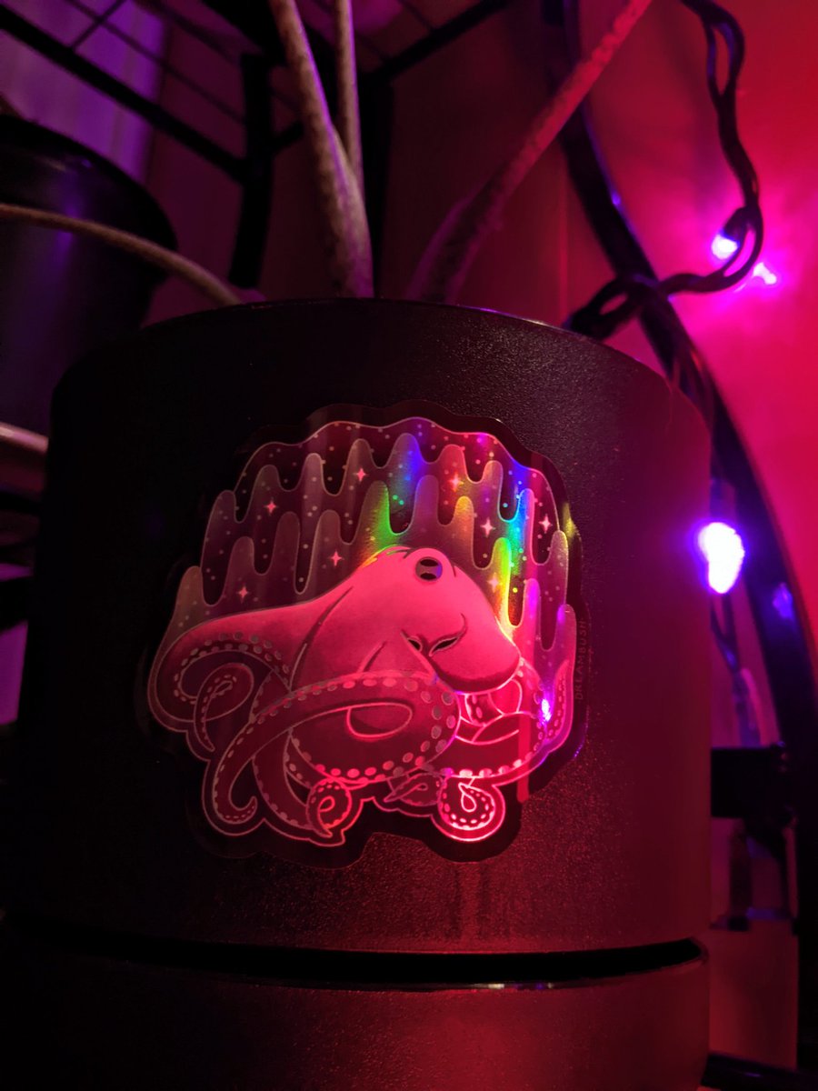 teelatauntaun's tweet image. Man I am in love with this beautiful sticker I got from #halcon2022, I never got a card from the artist though ;; but it&apos;s absolutely gorgeous on my stingray alocasia&apos;s pot 🐙