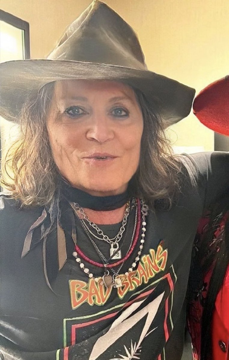 ecareyo's tweet photo. Someone’s aunt who lives in Tahoe who’s been sober from booze and H since 1985 but smokes weed https://t.co/nlxOuQJM96