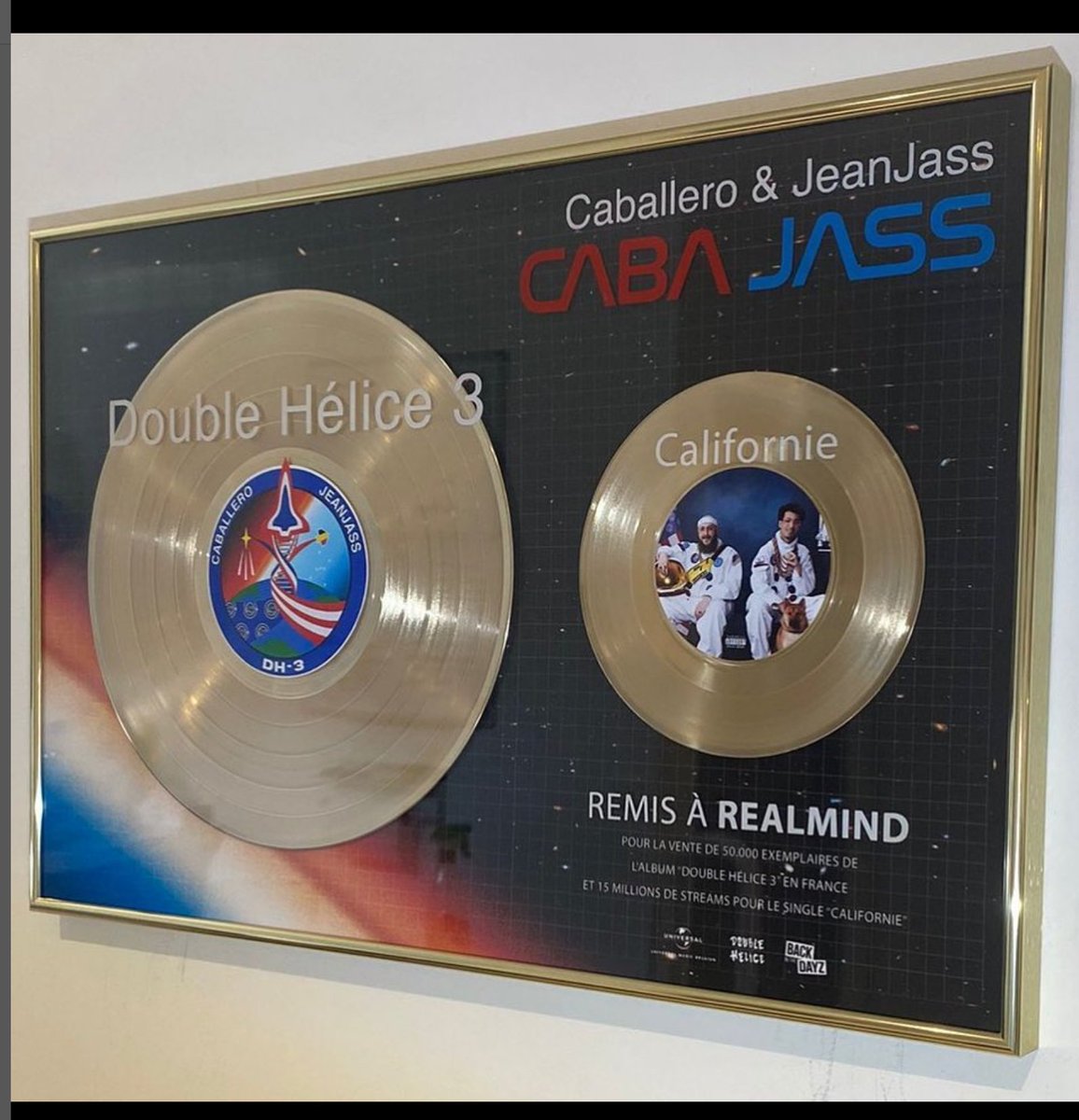 Disque d’or 📀50 000 exemplaires vendu pour L’album Double hélice 3 en #france

📀Et 15 millions de streams pour le single Californie @jeanjass <a href="/caballerobxl/">El Profesor ™️</a>

Gros Merci à @art_record_by_bettyb pour la plaque 🔥

<a href="/backinthedayz/">Back in the Dayz</a>.be @universalmusicbelgium